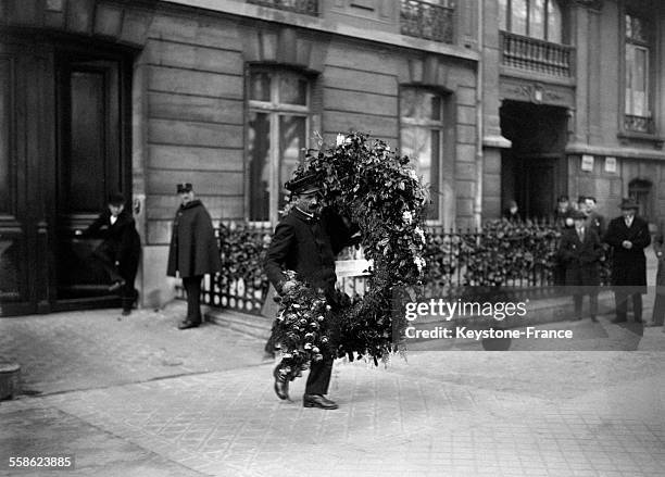 Une des couronnes offertes par la Société des Allumettes françaises lors des obsèques d'Ivar Kreuger, à Paris, France le 17 mars 1932.