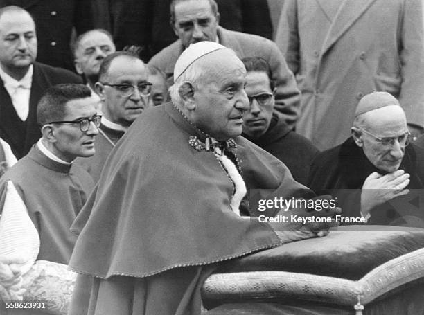 Le Pape Jean XXIII rendant hommage à la Sainte Vierge, Place d'Espagne à Rome, Italie.