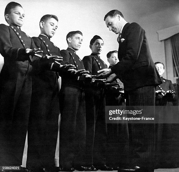 Vérification de la tenue des jeunes grooms avec inspection des mains et des ongles avant le début de leur service.