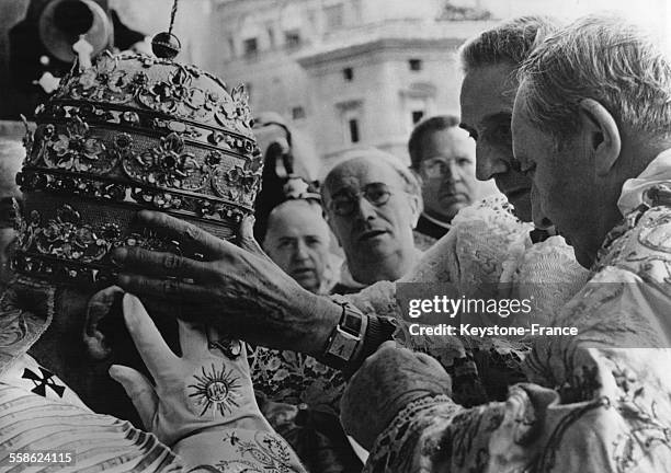 Le Pape Jean XXIII recevant la Tiare papale lors de son couronnement au Vatican, le 28 octobre 1958.