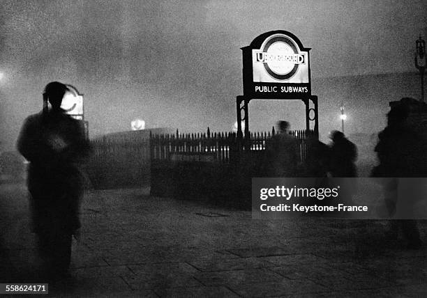 Station de métro londonienne prise dans le célèbre Smog le 29 novembre 1950 à Londres, Royaume-Uni.