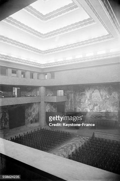 Salle de conférence dans le musée permanent à l'Exposition coloniale à Paris, France en 1933.