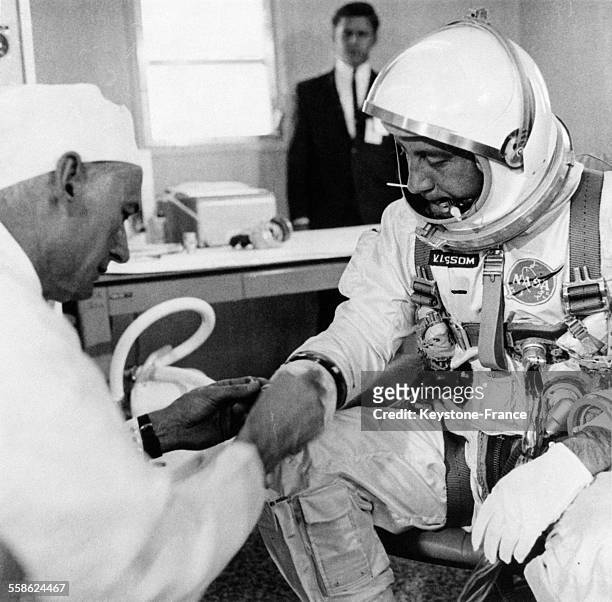 Astronaute americain Virgil Grissom passe une visite medicale avant son vol spatial, le 18 mars 1965, a Cap Kennedy , Floride.