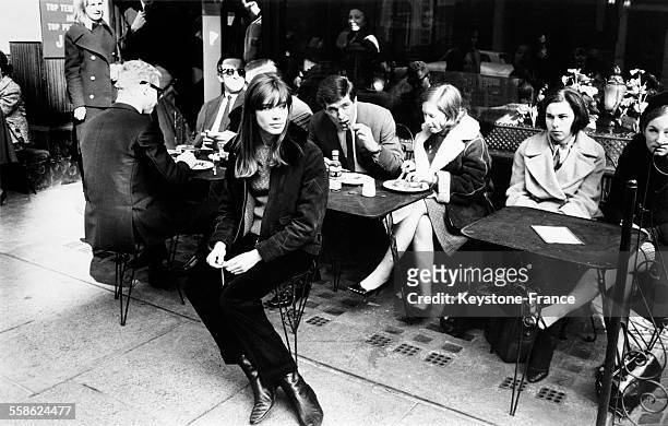 Francoise Hardy enregistre une emission de television a une terrasse de cafe le 17 mars 1965, a Londres, Royaume-Uni.