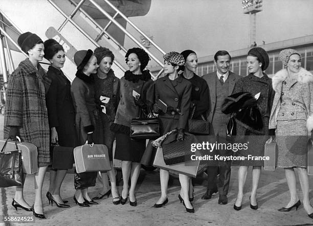 Mannequins de la maison Dior et Marc Bohan, partent pour présenter la collection d'hiver à l'ambassade de France à Washington, à l'aéroport, en...