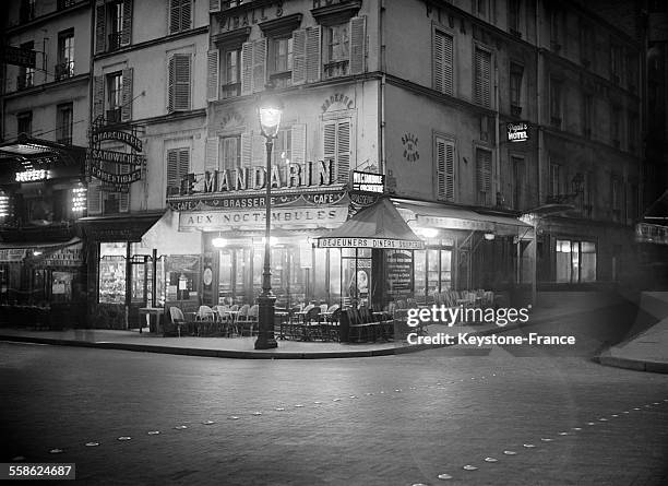 Place Pigalle la nuit, à Paris, France en 1932.