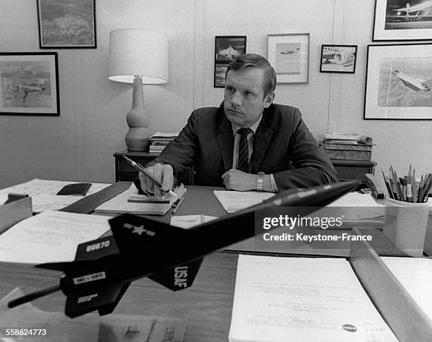 Neil Armstrong photographié dans son bureau de la NASA à Washington DC en 1970.