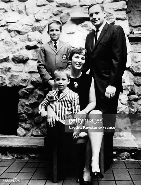 Le commandant de la mission Apollo 11, Neil Armstrong photographié en compagnie de sa femme Janet et des ses deux fils Eric et Mark à Washington DC...