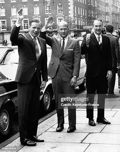 Les trois astronautes Neil Armstrong, Edwin Aldrin et Michael Collins à leur arrivée à l'Ambassade américaine à Londres, Royaume-Uni le 14 octobre...