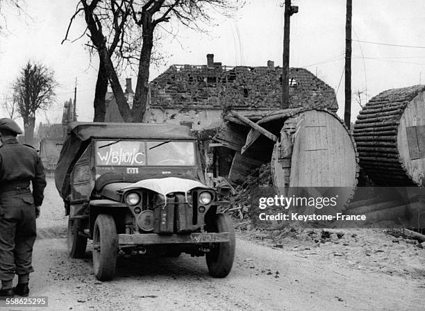 Troupes anglaises à l'entrée de la ville, à droite des barrages érigés par les Nazis pour freiner l'avancée des forces alliées à Willingen, Allemagne...