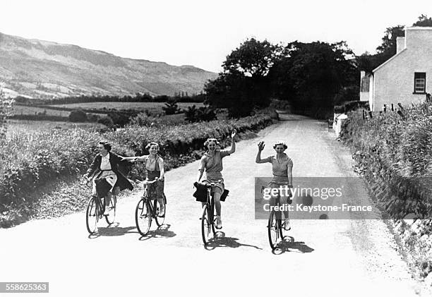 Jeunes filles irlandaises à bicyclette dans la campagne de l'Irlande du nord.