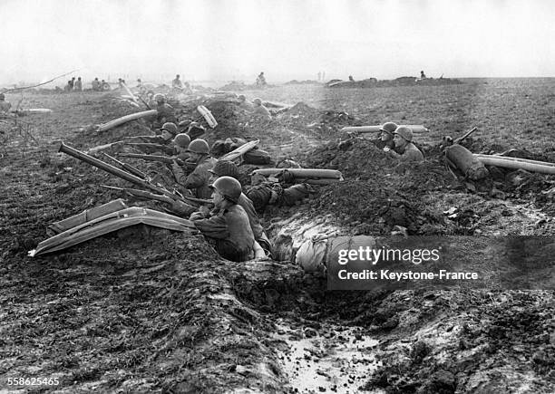 Soldats américains de la 9e Division d'infanterie dans les tranchées regardant les bombes explosées de l'autre côté de la rivière Roer avant leur...