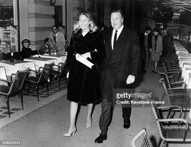 Industriel Henry Ford II et sa femme Maria Christina Vettore en lune de miel le long de la Via Veneto au cours d'une promenade le 22 mars 1965, a...
