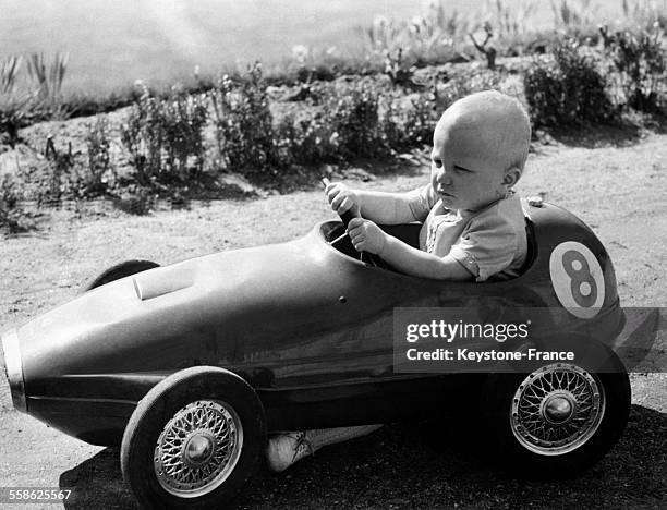 Le prince Laurent jouant dans le jardin a l'occasion du 5eme anniversaire du prince Philippe de Belgique au chateau du Belvedere le 9 avril 1965, a...