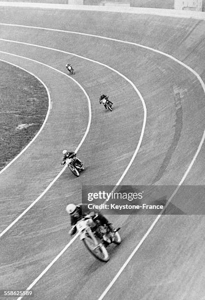 Un passage des 175mm dans le Grand Prix d'Europe des Motos sur le circuit de Littorio à Rome, Italie le 19 avril 1932.