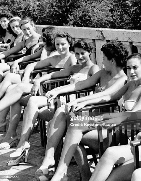 La jeune Sophia Loren qui s'appelle encore Sofia Scicolone, pose avec les autres candidates pour l'élection de 'Miss Italie', à Cervia, Italie, le 22...