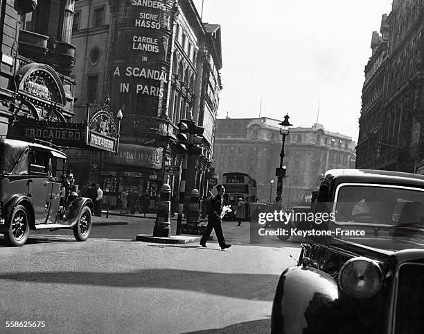 Un jeune coursier traversant Piccadilly Circus lors d'une livraison de fleurs à Londres, Royaume-Uni.