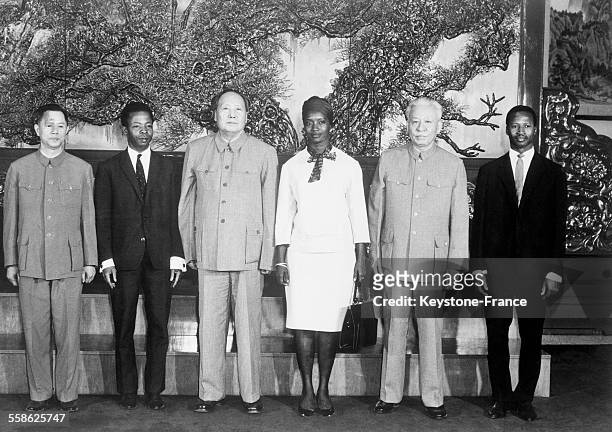 Le ministre malien du Développement M Seydou Babian Koutate et son épouse photographié avec Mao Tsé-toung et Liu Shaoqi le 5 octobre 1965 à Pékin,...