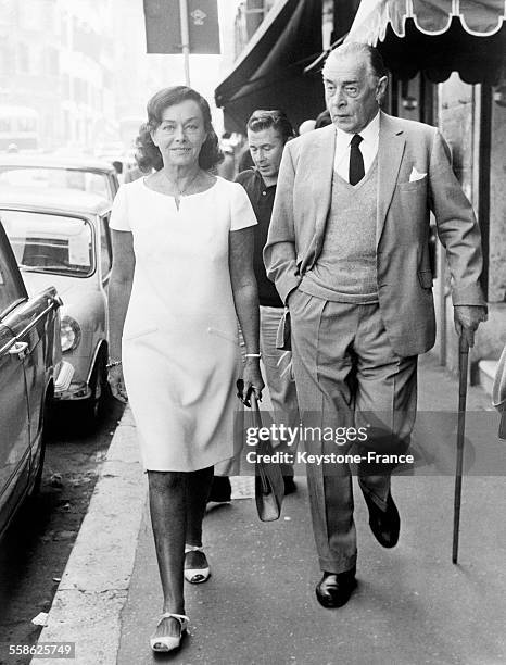 La célèbre actrice Paulette Goddard en compagnie de son mari le célèbre écrivain Erich Maria Remarque, en vacances à Rome, Italie, le 5 octobre 1965.