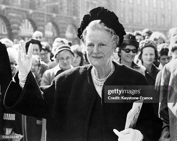 Portrait de Lady Churchill, epouse de Winston Churchill, le jour de ses 80 ans alors qu'elle se rendait dans un grand restaurant ou elle invitait sa...