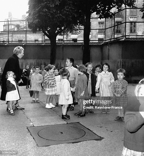 Enfants dans la cour de récréation lors de la rentrée des classes en France, le 17 septembre 1954.