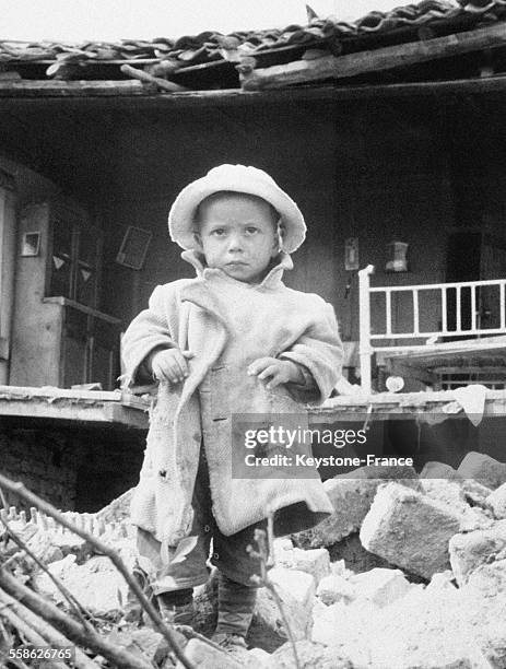 Le visage de cet enfant devant les ruines de ce que fut sa maison, reflète toute la douleur ressentie après le terrible tremblement de terre survenu...