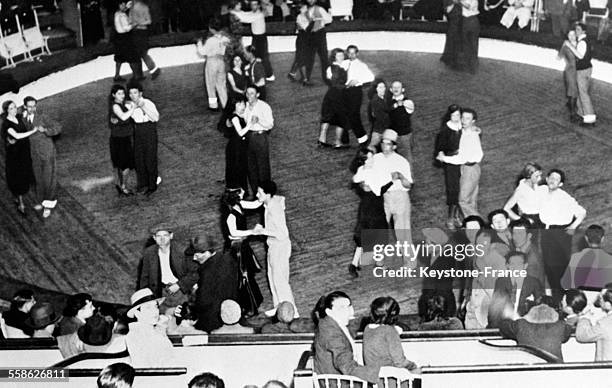 Des couples s'amusent lors d'un tournoi de danse marathon, circa 1930 à Budapest, Hongrie.