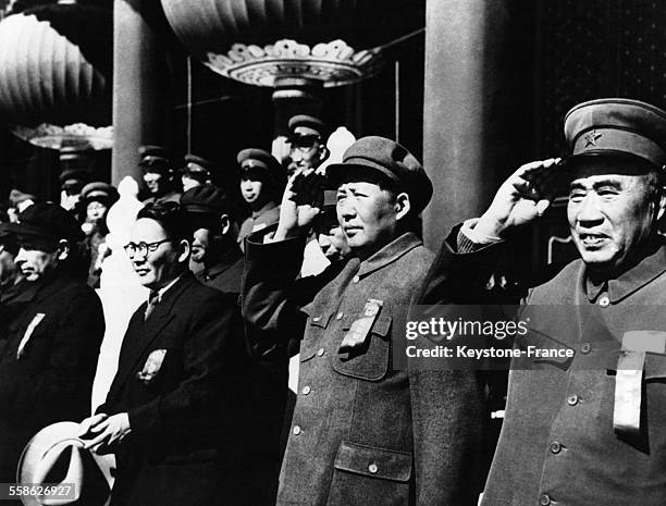 Mao Tsé-toung et Zhou Enlai lors des cérémonies fêtant les dix années de communisme, sur la Place Tian'anmen à Pékin, Chine le 1er octobre 1959.