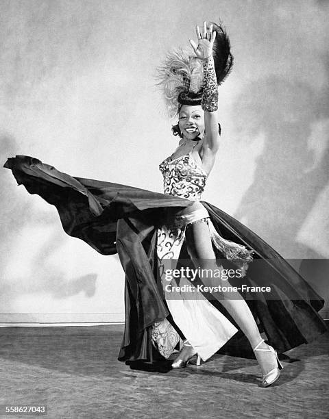 Danseuse faisant tournoyer sa longue jupe.