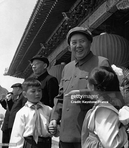 Mao Tsé-toung assistant au défilé du 1er mai sur la Place Tian'anmen à Pékin, Chine le 1er mai 1954.