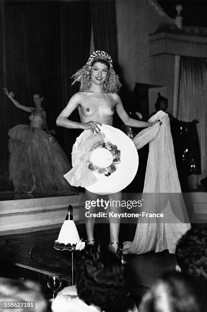 Jeune femme vêtue uniquement d'un chapeau et d'un voile, au cabaret 'La Nouvelle Eve' Place Pigalle à Paris, France.