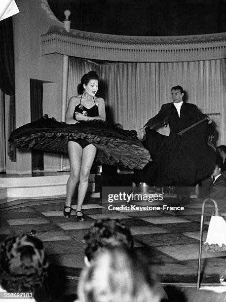 Maria del Amor et son partenaire Alberto Triana photographiés pendant leur spectacle de danse traditionnelle espagnole, au cabaret 'La Nouvelle Eve',...