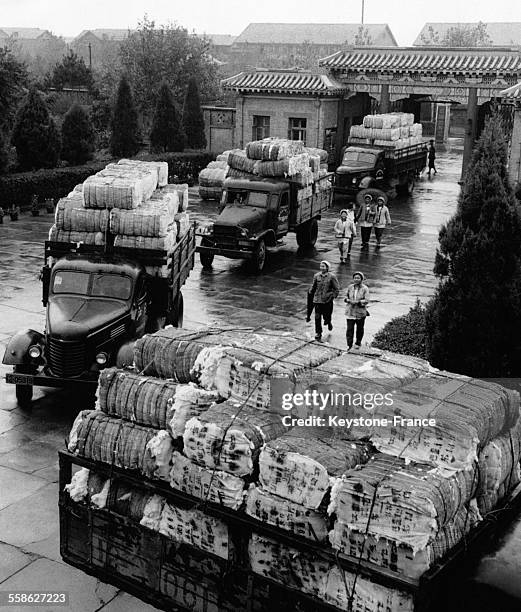 Livraison de coton par camion dans une usine de textile dans la région est de la Chine, le 30 décembre 1963.