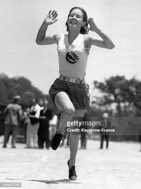 Arrivée de Evelyn Furtsch, athlète américain, à la course des 200 mètres, à Pasadena, Californie, Etats-Unis le 20 juin 1932.