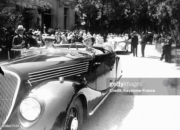 Femme élégante au volant d'une belle voiture lors du concours à Paris, France le 28 mai 1935.