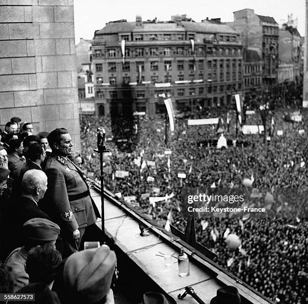 Le président Tito au balcon du Théâtre National faisant un discours devant une foule qui l'acclame, à Belgrade, Serbie le 27 mars 1945.