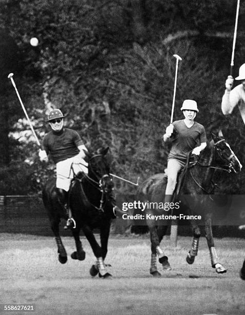 Le Prince Philip et le Prince Charles, age de 16 ans, lors d un match endiable de poo dans le parc du Chateau, le 26 avril 1965 a Windsor, Royaume...