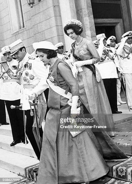 Le roi Constantin, la reine Anne-Marie enceinte et la princesse Irene sortant de la cathedrale apres l'office le 24 mai 1965, à Athenes, Grèce.