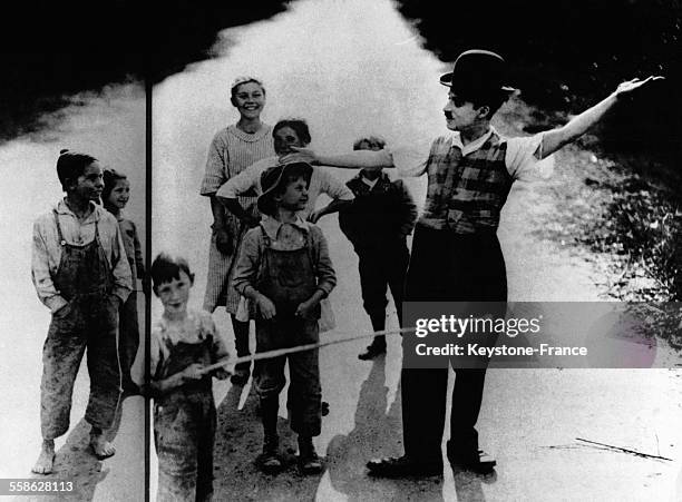 Les enfants, premiers admirateurs de Chaplin, en 1914.