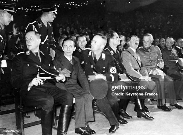 Le chancelier Adolphe Hitler accompagne de son ministre de la guerre, Werner von Blomberg et de son conseiller Rudolf Hess assistent a un concert au...