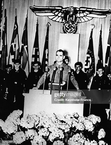 Rudolf Hess prononçant un discours lors d'un congrès des jeunes nazis, en Allemagne, circa 1940.