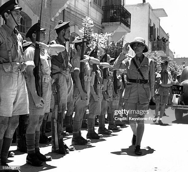 Le Général Catroux et le général Legentilhomme inspectant les troupes françaises à Damas, Syrie le 26 mai 1941.