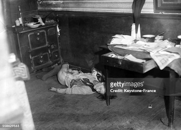 Le corps de Celine Mathieu, une rentiere retrouvee assassinee dans sa cuisine, crime attribue a des voleurs, a Stains, France, le 5 janvier 1934.