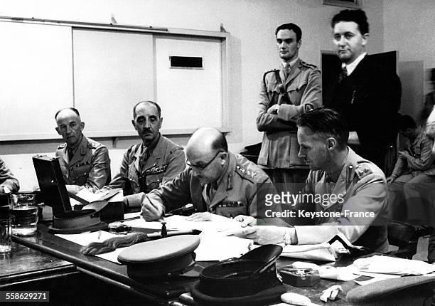Le Maréchal britannique Henry Maitland Wilson signant un contrat, à sa gauche le général Georges Catroux, le 14 juin 1941.