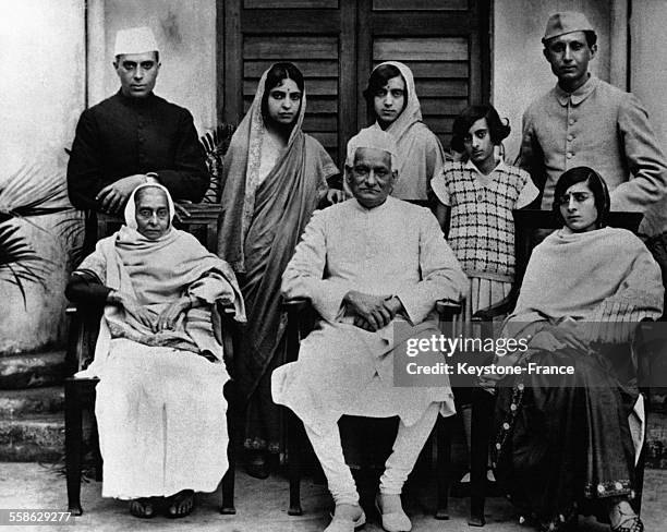 Photo de famille Nehru avec à droite, Indira en écolière, son père Jawaharlal à l'extrême gauche et au centre le grand-père Motilal Nehru, en Inde...