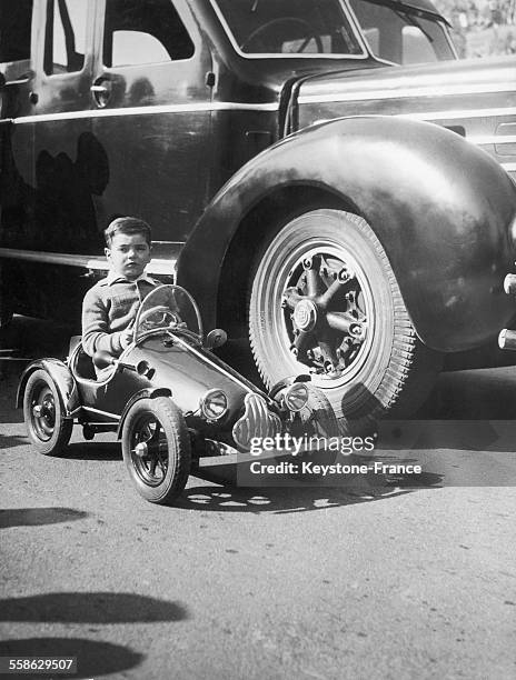 Enfant dans une petite voiture.