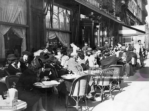 Terrasse de café à Paris, France.