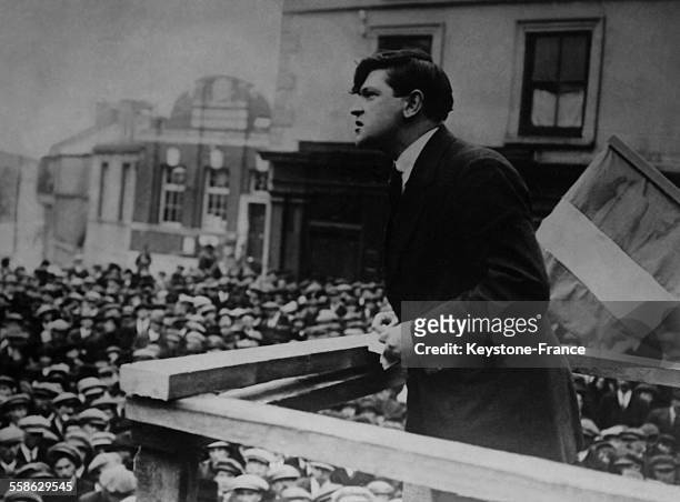 Michael Collins s'adresse a la foule du comté de Skibbereen le jour de la Saint-Patrick le 30 mars 1922 a Cork, Irlande.