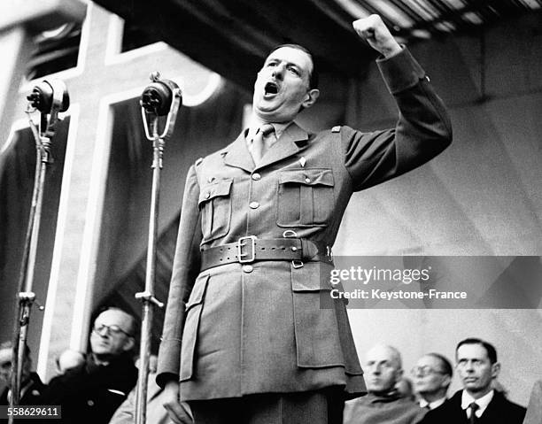 Le général de Gaulle prononcant un discours au défilé de l'armistice, à Alger, Algérie, circa 1940.