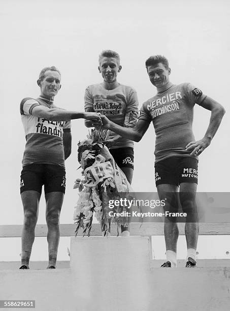 Jacques Anquetil, Plakaert et Raymond Poulidor sur le podium du Tour de France le 18 juillet 1962.